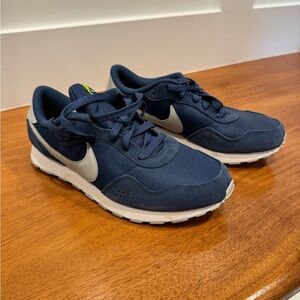 Boy’s Nike Sneakeds